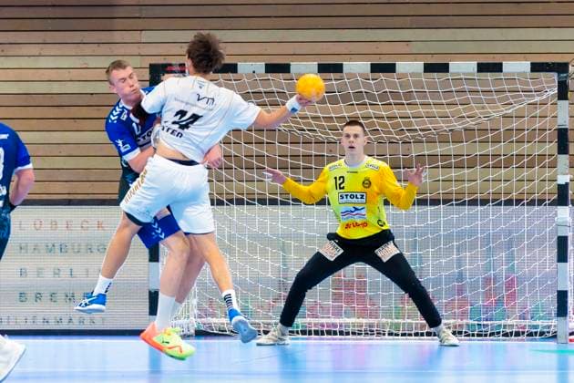 Ian Hueter (Nr. 14, TSV Bayer Dormagen) gegen Ole Hagedorn (Nr. 10, VfL Luebeck-Schwartau) und Torhueter Paul Dreyer (Nr. 12, VfL Luebeck-Schwartau). VfL Luebeck-Schwartau vs. TSV Bayer Dormagen, Handball, 2. Bundesliga, 18.11.23 Luebeck Schleswig-Holstein Germany