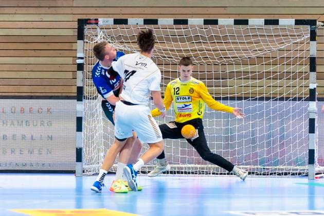 Ian Hueter (Nr. 14, TSV Bayer Dormagen) gegen Ole Hagedorn (Nr. 10, VfL Luebeck-Schwartau) und Torhueter Paul Dreyer (Nr. 12, VfL Luebeck-Schwartau). VfL Luebeck-Schwartau vs. TSV Bayer Dormagen, Handball, 2. Bundesliga, 18.11.23 Luebeck Schleswig-Holstein Germany