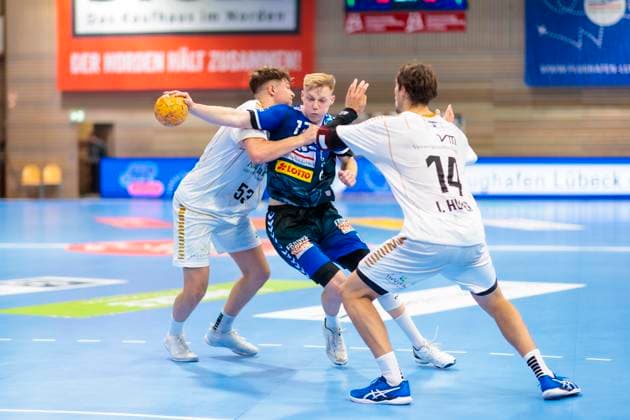 Niko Blaauw (Nr. 17, VfL Luebeck-Schwartau) gegen Soeren Steinhaus (Nr. 53, TSV Bayer Dormagen) und Ian Hueter (Nr. 14, TSV Bayer Dormagen). VfL Luebeck-Schwartau vs. TSV Bayer Dormagen, Handball, 2. Bundesliga, 18.11.23 Luebeck Schleswig-Holstein Germany