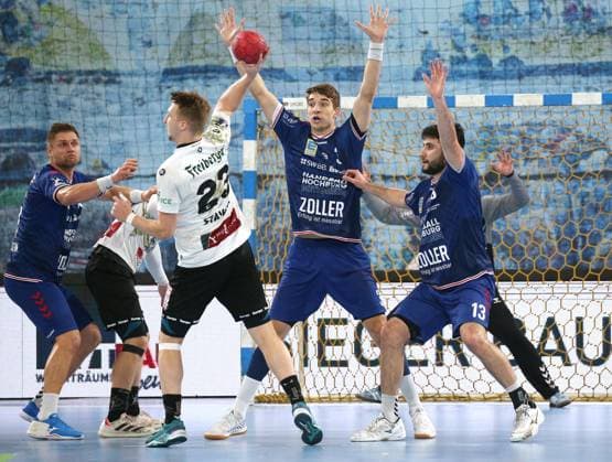18.11.2023, Deutschland, Bietigheim, Handball 2. Bundesliga Männer, SG BBM Bietigheim vs. HC Elbflorenz 2006, v.l. Ivar Stavast (HC), Nikola Vlahovic (BBM), Juan De La Pena (HC)