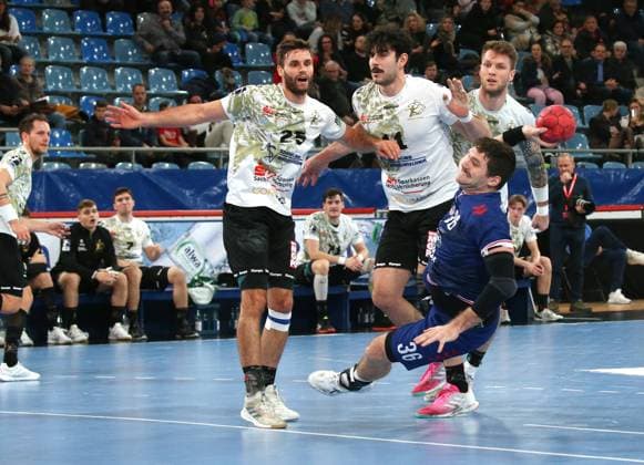 18.11.2023, Deutschland, Bietigheim, Handball 2. Bundesliga Männer, SG BBM Bietigheim vs. HC Elbflorenz 2006, v.l. Sebastian Gress (HC), Doruk Pehlivan (HC), Jonathan Fischer (BBM)