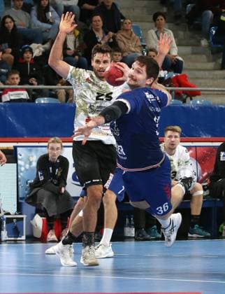 18.11.2023, Deutschland, Bietigheim, Handball 2. Bundesliga Männer, SG BBM Bietigheim vs. HC Elbflorenz 2006, v.l. Sebastian Gress (HC), Jonathan Fischer (BBM)