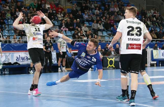 18.11.2023, Deutschland, Bietigheim, Handball 2. Bundesliga Männer, SG BBM Bietigheim vs. HC Elbflorenz 2006, v.l. Doruk Pehlivan (HC), Fabian Wiederstein (BBM), Ivar Stavast (HC)