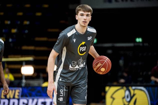 GER, Basketball, easy Credit-BBL, EWE Baskets Oldenburg vs Rasta Vechta 18.11.2023, EWE Arena, Oldenburg, GER, easy Credit-BBL, EWE Baskets Oldenburg vs Rasta Vechta, im Bild Der Youngstar Johann GRÜNLOH GRUENLOH ( Rasta Vechta 17 )