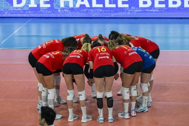 18.11.2023, GER, Volleyball, 1. Bundesliga Frauen 2023 2024 - VC Wiesbaden - VC Neuwied 77 Die Spielerinnen des VC Neuwied schwören sich vor dem Anpfiff der Partie nochmals gemeinsam ein. Wiesbaden Sporthalle am Platz der Deutsche Hessen Deutschland