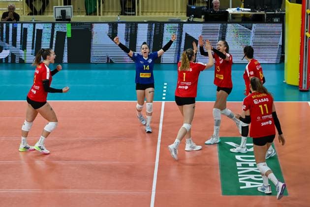 18.11.2023, GER, Volleyball, 1. Bundesliga Frauen 2023 2024 - VC Wiesbaden - VC Neuwied 77 Spielerinnen des VC Neuwied bejubeln gemeinsam einen Punkt. Wiesbaden Sporthalle am Platz der Deutsche Hessen Deutschland