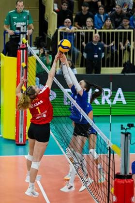 18.11.2023, GER, Volleyball, 1. Bundesliga Frauen 2023 2024 - VC Wiesbaden - VC Neuwied 77 Carla Fuchs (1 Neuwied) und Nina Herelova (12 Wiesbaden) gehen beide im Sprung an den Ball. Wiesbaden Sporthalle am Platz der Deutsche Hessen Deutschland