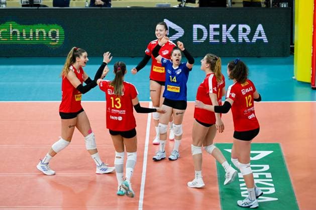18.11.2023, GER, Volleyball, 1. Bundesliga Frauen 2023 2024 - VC Wiesbaden - VC Neuwied 77 Spielerinnen des VC Neuwied bejubeln gemeinsam einen Punkt. Wiesbaden Sporthalle am Platz der Deutsche Hessen Deutschland