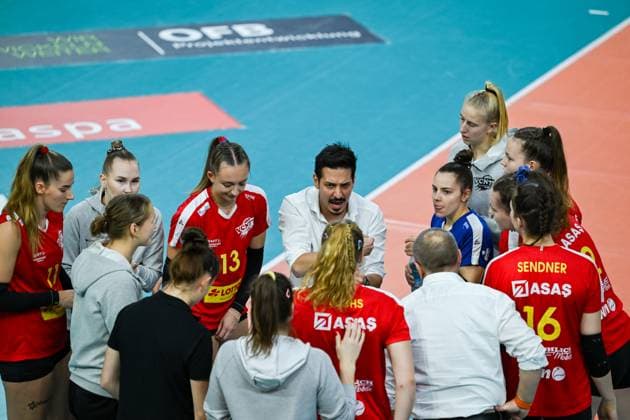 18.11.2023, GER, Volleyball, 1. Bundesliga Frauen 2023 2024 - VC Wiesbaden - VC Neuwied 77 Chef-Trainer Tigin Yaglioglu (Neuwied) ist mit der Performance noch nicht ganz glücklich und gibt lautstark in einer kurzen Pause Anweisungen. Wiesbaden Sporthalle am Platz der Deutsche Hessen Deutschland