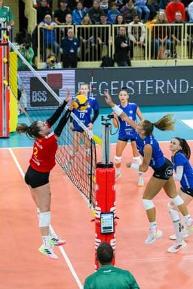 18.11.2023, GER, Volleyball, 1. Bundesliga Frauen 2023 2024 - VC Wiesbaden - VC Neuwied 77 Amelie Strothoff (2 Neuwied) blockt den Angriff von Jaidyn Blanchfield (2 Wiesbaden) ab. Wiesbaden Sporthalle am Platz der Deutsche Hessen Deutschland
