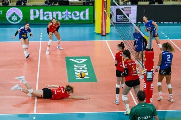 18.11.2023, GER, Volleyball, 1. Bundesliga Frauen 2023 2024 - VC Wiesbaden - VC Neuwied 77 Carla Fuchs (1 Neuwied) macht sich lang um den Ball noch zu erreichen. Ihre Mitspielerinnen und Gegnerinnen schauen der Situation gespannt zu. Wiesbaden Sporthalle am Platz der Deutsche Hessen Deutschland