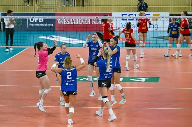 18.11.2023, GER, Volleyball, 1. Bundesliga Frauen 2023 2024 - VC Wiesbaden - VC Neuwied 77 Spielerinnen des VC Wiesbaden bejubeln einen Punkt. Wiesbaden Sporthalle am Platz der Deutsche Hessen Deutschland