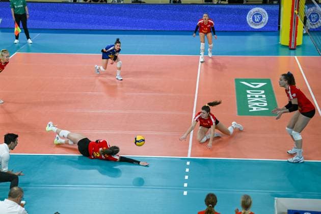 18.11.2023, GER, Volleyball, 1. Bundesliga Frauen 2023 2024 - VC Wiesbaden - VC Neuwied 77 Während Amelie Strothoff (2 Neuwied) und Elisabeth Kettenbach (10 Neuwied) irgendwie versuchen den Ball noch zu spielen, rufen die Mitspielerinnen und der Trainer energisch zu. Wiesbaden Sporthalle am Platz der Deutsche Hessen Deutschland