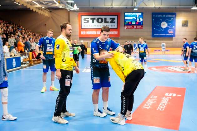 Torhueter Nils Conrad (Nr. 49, VfL Luebeck-Schwartau), Lennart Leitz (Nr. 5, VfL Luebeck-Schwartau) und Torhueter Paul Dreyer (Nr. 12, VfL Luebeck-Schwartau) sind niedergeschlagen deprimiert enttaeuscht. VfL Luebeck-Schwartau vs. TSV Bayer Dormagen, Handball, 2. Bundesliga, 18.11.23 Luebeck Schleswig-Holstein Germany