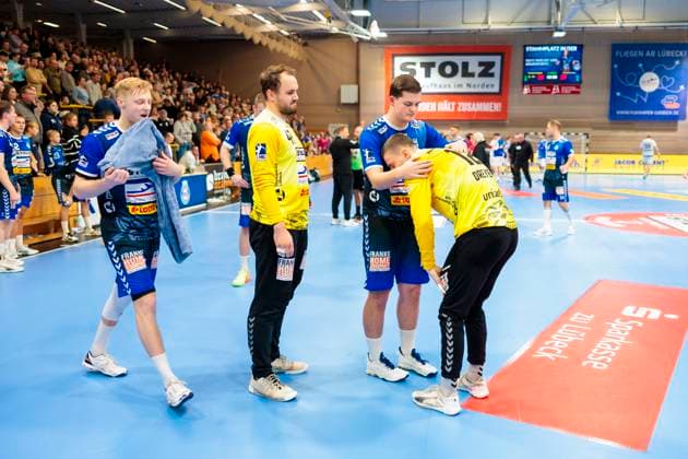 Niko Blaauw (Nr. 17, VfL Luebeck-Schwartau), Torhueter Nils Conrad (Nr. 49, VfL Luebeck-Schwartau), Lennart Leitz (Nr. 5, VfL Luebeck-Schwartau) und Torhueter Paul Dreyer (Nr. 12, VfL Luebeck-Schwartau) sind niedergeschlagen deprimiert enttaeuscht. VfL Luebeck-Schwartau vs. TSV Bayer Dormagen, Handball, 2. Bundesliga, 18.11.23 Luebeck Schleswig-Holstein Germany