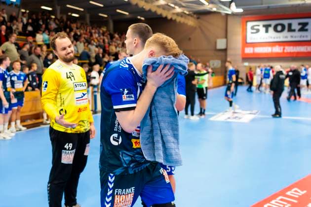 Niko Blaauw (Nr. 17, VfL Luebeck-Schwartau), Torhueter Nils Conrad (Nr. 49, VfL Luebeck-Schwartau), Lennart Leitz (Nr. 5, VfL Luebeck-Schwartau) und Torhueter Paul Dreyer (Nr. 12, VfL Luebeck-Schwartau) sind niedergeschlagen deprimiert enttaeuscht. VfL Luebeck-Schwartau vs. TSV Bayer Dormagen, Handball, 2. Bundesliga, 18.11.23 Luebeck Schleswig-Holstein Germany