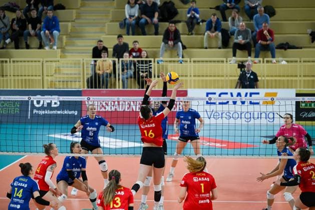 18.11.2023, GER, Volleyball, 1. Bundesliga Frauen 2023 2024 - VC Wiesbaden - VC Neuwied 77 Maya Sendner (16 Neuwied) kämpft mit der ehemaligen Neuwieder Spielerin Rachel Anderson (17 Wiesbaden) am Netz um den Ball. Wiesbaden Sporthalle am Platz der Deutsche Hessen Deutschland