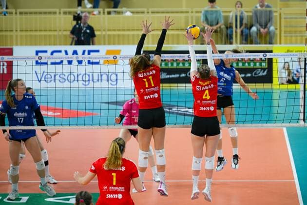 18.11.2023, GER, Volleyball, 1. Bundesliga Frauen 2023 2024 - VC Wiesbaden - VC Neuwied 77 Hilkka Hujanen (4 Neuwied) blockt den Ball von Melissa Langegger (6 Wiesbaden) ab. Wiesbaden Sporthalle am Platz der Deutsche Hessen Deutschland