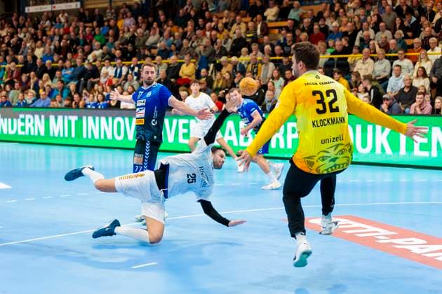 Patrick Hueter (Nr. 25, TSV Bayer Dormagen) gegen Torhueter Dennis Klockmann (Nr. 32, VfL Luebeck-Schwartau). VfL Luebeck-Schwartau vs. TSV Bayer Dormagen, Handball, 2. Bundesliga, 18.11.23 Luebeck Schleswig-Holstein Germany