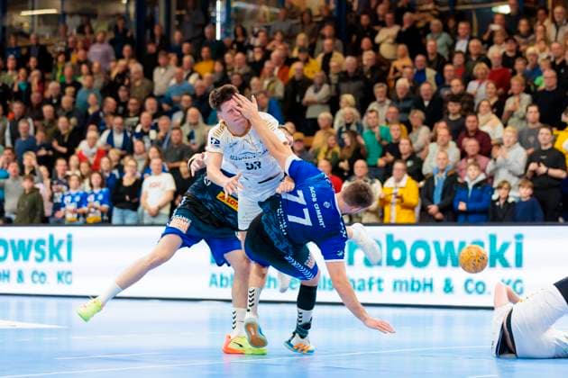 Soeren Steinhaus (Nr. 53, TSV Bayer Dormagen) gegen Ole Hagedorn (Nr. 10, VfL Luebeck-Schwartau) und Jasper Bruhn (Nr. 77, VfL Luebeck-Schwartau). VfL Luebeck-Schwartau vs. TSV Bayer Dormagen, Handball, 2. Bundesliga, 18.11.23 Luebeck Schleswig-Holstein Germany