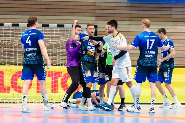 Patrick Hueter (Nr. 25, TSV Bayer Dormagen) sieht die rote Karte. Es kommt zu einer Rudelbildung mit Jan-Eric Speckmann (Nr. 45, VfL Luebeck-Schwartau) und Carl Loefstroem (Nr. 13, VfL Luebeck-Schwartau). VfL Luebeck-Schwartau vs. TSV Bayer Dormagen, Handball, 2. Bundesliga, 18.11.23 Luebeck Schleswig-Holstein Germany