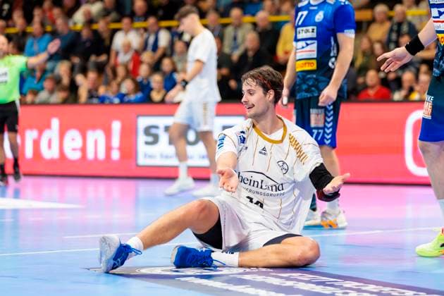 Ian Hueter (Nr. 14, TSV Bayer Dormagen) ist niedergeschlagen deprimiert enttaeuscht. VfL Luebeck-Schwartau vs. TSV Bayer Dormagen, Handball, 2. Bundesliga, 18.11.23 Luebeck Schleswig-Holstein Germany