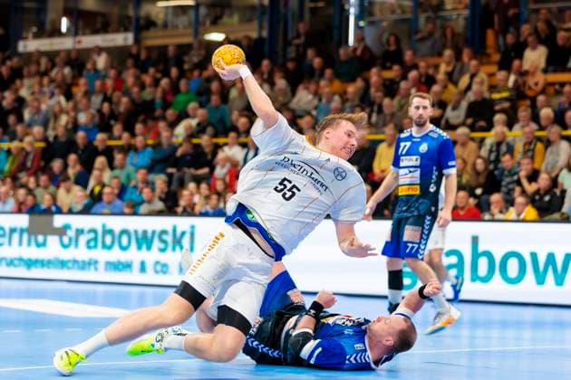 Frederik Sondermann (Nr. 55, TSV Bayer Dormagen) gegen Carl Loefstroem (Nr. 13, VfL Luebeck-Schwartau). VfL Luebeck-Schwartau vs. TSV Bayer Dormagen, Handball, 2. Bundesliga, 18.11.23 Luebeck Schleswig-Holstein Germany