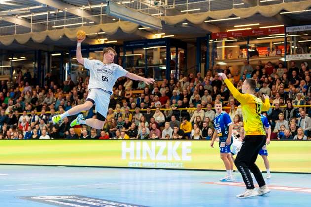 Frederik Sondermann (Nr. 55, TSV Bayer Dormagen) im Konter gegen Torhueter Paul Dreyer (Nr. 12, VfL Luebeck-Schwartau). VfL Luebeck-Schwartau vs. TSV Bayer Dormagen, Handball, 2. Bundesliga, 18.11.23 Luebeck Schleswig-Holstein Germany