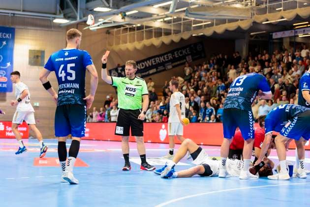 Carl Loefstroem (Nr. 13, VfL Luebeck-Schwartau) sieht die rote Karte. VfL Luebeck-Schwartau vs. TSV Bayer Dormagen, Handball, 2. Bundesliga, 18.11.23 Luebeck Schleswig-Holstein Germany