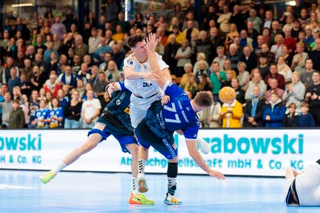 Soeren Steinhaus (Nr. 53, TSV Bayer Dormagen) gegen Ole Hagedorn (Nr. 10, VfL Luebeck-Schwartau) und Jasper Bruhn (Nr. 77, VfL Luebeck-Schwartau). VfL Luebeck-Schwartau vs. TSV Bayer Dormagen, Handball, 2. Bundesliga, 18.11.23 Luebeck Schleswig-Holstein Germany