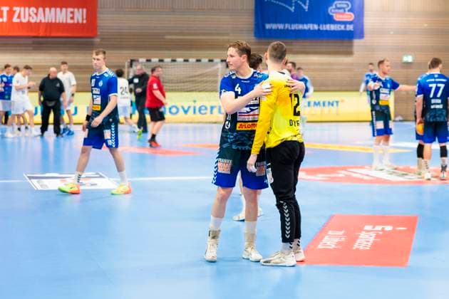 Örn Vésteinsson Östenberg (Nr. 4, VfL Luebeck-Schwartau) und Torhueter Paul Dreyer (Nr. 12, VfL Luebeck-Schwartau) sind niedergeschlagen deprimiert enttaeuscht. VfL Luebeck-Schwartau vs. TSV Bayer Dormagen, Handball, 2. Bundesliga, 18.11.23 Luebeck Schleswig-Holstein Germany