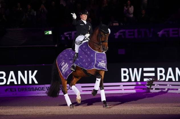 Sport Themen der Woche KW46 Sport Bilder des Tages Stuttgart , Reitturnier Stuttgart German Masters , Dressur, Siegerin Isabell Werth (GER) auf Emilio *** Stuttgart , Horse show Stuttgart German Masters , Dressage, winner Isabell Werth GER on Emilio