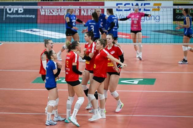 18.11.2023, GER, Volleyball, 1. Bundesliga Frauen 2023 2024 - VC Wiesbaden - VC Neuwied 77 Spielerinnen von Neuwied bejubeln gemeinsam einen Punktgewinn. Wiesbaden Sporthalle am Platz der Deutsche Hessen Deutschland