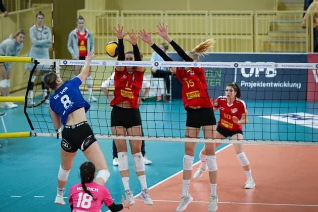 18.11.2023, GER, Volleyball, 1. Bundesliga Frauen 2023 2024 - VC Wiesbaden - VC Neuwied 77 Laura Broekstra (11 Neuwied) und Anna Hartig (15 Neuwied) versuchen den Ball von Noa de Vos (8 Wiesbaden) abzublocken. Wiesbaden Sporthalle am Platz der Deutsche Hessen Deutschland
