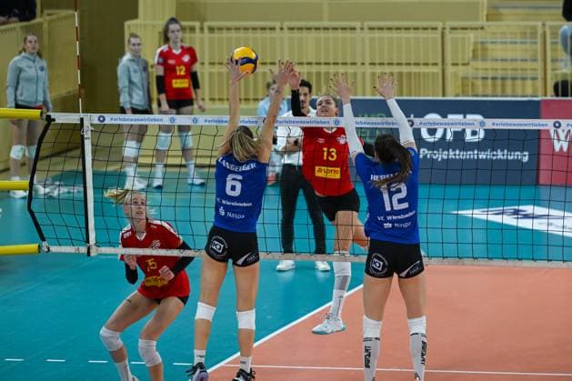 18.11.2023, GER, Volleyball, 1. Bundesliga Frauen 2023 2024 - VC Wiesbaden - VC Neuwied 77 Melissa Langegger (6 Wiesbaden) blockt den Ball von Lydia Stemmler (13 Neuwied) ab. Wiesbaden Sporthalle am Platz der Deutsche Hessen Deutschland