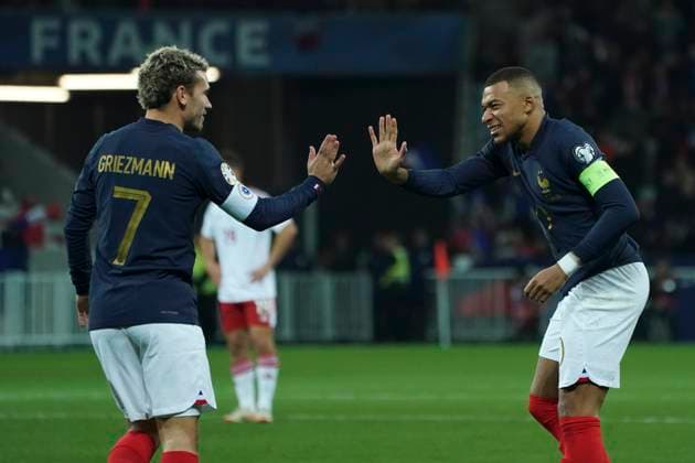 Sport Bilder des Tages Joie - Antoine Griezmann (France) - Kilian MbappÃ (France) FOOTBALL : France vs Gibraltar - Match de qualification pour les Championnats d Europe de l UEFA - Nice - 18 11 2023 NorbertScanella Panoramic 