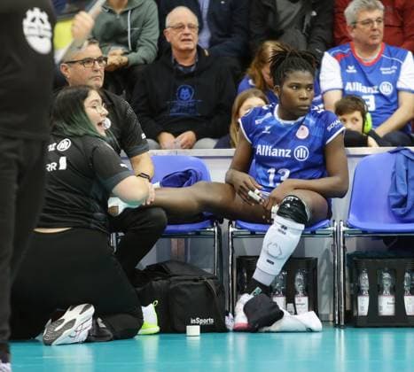 Stuttgart , Volleyball Bundesliga Frauen , Allianz MTV Stuttgart vs. Dresdner SC , Verletzung Krystal Rivers ( Stgt )