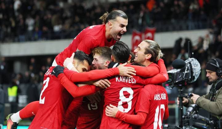 Deutschland - Tuerkei 18.11.2023 Berlin, 18.11.2023, Fussball, Olympiastadion, Länderspiel , Deutschland GER vs. Türkei TUR , Im Bild; Tor für die Türkei. Kenan Yildiz (19, TUR) trifft zum 1:2 und jubelt mit den Teamkollegen. , Nur zur redaktionellen Nutzung! . , Gemäß den Vorgaben der DFB Deutscher Fussballbund ist es untersagt, in dem Stadion und oder vom Spiel angefertigte Fotoaufnahmen in Form von Sequenzbildern und oder videoähnlichen Fotostrecken zu verwerten bzw. verwerten zu lassen. ,