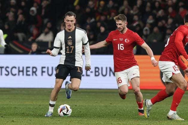 Fussball, UEFA Freundschaftsspiele Saison 2023 24 Länderspiel Deutschland - Türkei 18.11.2023, Olympiastadion Berlin Florian Wirtz (Deutschland, 17) Ismail Yüksek (Türkei, 16) Berlin Olympiastadion Berlin Berlin Deutschland