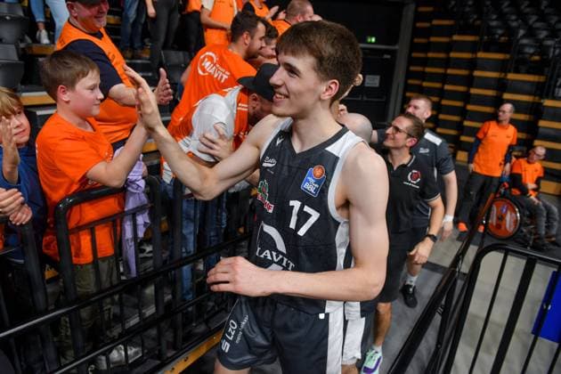 GER, Basketball, easy Credit-BBL, EWE Baskets Oldenburg vs Rasta Vechta 18.11.2023, EWE Arena, Oldenburg, GER, easy Credit-BBL, EWE Baskets Oldenburg vs Rasta Vechta, im Bild nach dem Spiel bei den Fans Johann GRÜNLOH GRUENLOH ( Rasta Vechta 17 )