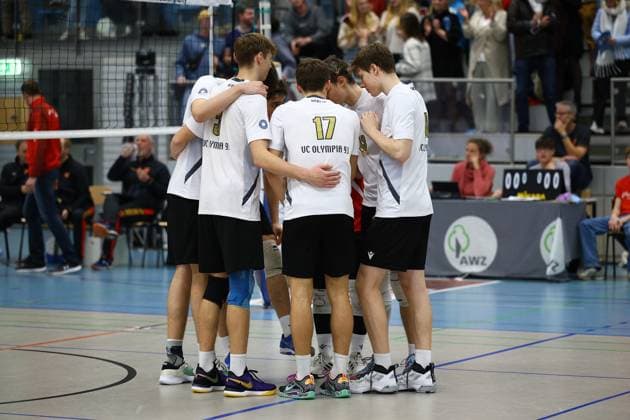 Volleyball I Herren I Saison 2023-2024 I 2. Bundesliga Nord I 23. Spieltag I Kieler TV - VCO Berlin I 18.11.2023 Die Spieler vom VCO Berlin stehen zusammen Kiel Hein-Dahlinger-Halle Schleswig-Holstein Deutschland Copyright: xLobeca JasperxLorenzx