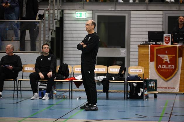 Volleyball I Herren I Saison 2023-2024 I 2. Bundesliga Nord I 23. Spieltag I Kieler TV - VCO Berlin I 18.11.2023 Trainer Grzegorz Rys (VCO Berlin) mit verschränkten Armen Kiel Hein-Dahlinger-Halle Schleswig-Holstein Deutschland Copyright: xLobeca JasperxLorenzx