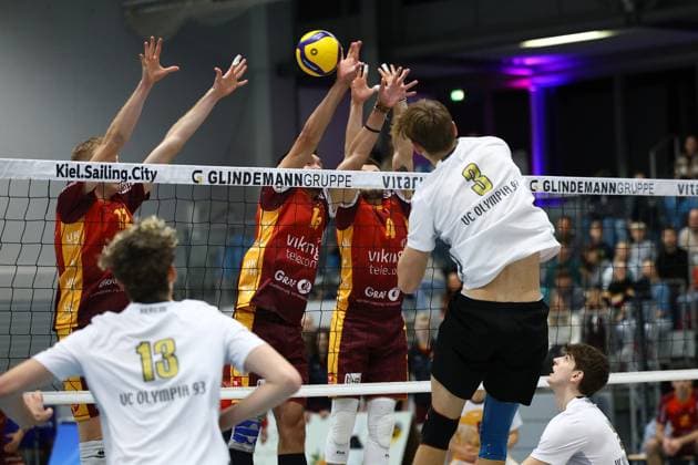 Volleyball I Herren I Saison 2023-2024 I 2. Bundesliga Nord I 23. Spieltag I Kieler TV - VCO Berlin I 18.11.2023 Daniel D Argento (12, Kieler TV Adler), Joao Vitor Meirelles Thomaz (15, Kieler TV Adler) und Freddy Kähler (4, Kieler TV Adler) im Dreierblock gegen den Angriff von Arvid Kutz (3, VCO Berlin) Kiel Hein-Dahlinger-Halle Schleswig-Holstein Deutschland Copyright: xLobeca JasperxLorenzx