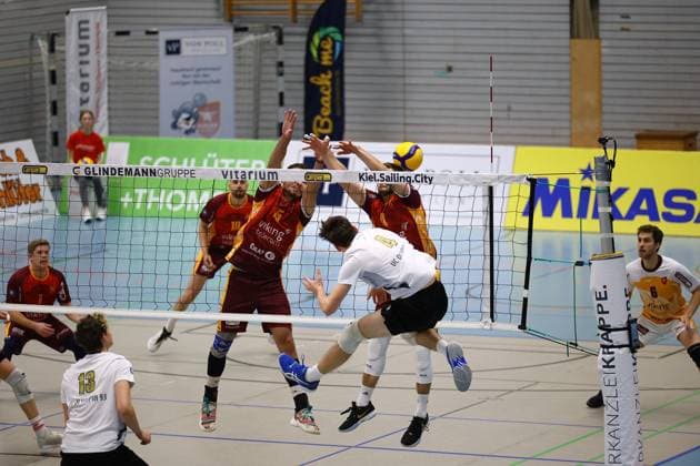 Volleyball I Herren I Saison 2023-2024 I 2. Bundesliga Nord I 23. Spieltag I Kieler TV - VCO Berlin I 18.11.2023 Joao Vitor Meirelles Thomaz (15, Kieler TV Adler) bildet gegen den Angriff von Florian Forschner (4, VCO Berlin) zusammen mit Freddy Kähler (4, Kieler TV Adler) einen Doppelblock Kiel Hein-Dahlinger-Halle Schleswig-Holstein Deutschland Copyright: xLobeca JasperxLorenzx