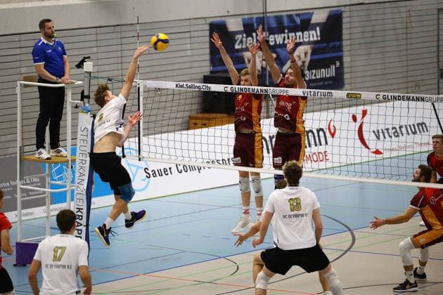 Volleyball I Herren I Saison 2023-2024 I 2. Bundesliga Nord I 23. Spieltag I Kieler TV - VCO Berlin I 18.11.2023 Arvid Kutz (3, VCO Berlin) beim Angriff gegen den Kieler Block, bestehend aus Daniel D Argento (12, Kieler TV Adler) und Joao Vitor Meirelles Thomaz (15, Kieler TV Adler) Kiel Hein-Dahlinger-Halle Schleswig-Holstein Deutschland Copyright: xLobeca JasperxLorenzx
