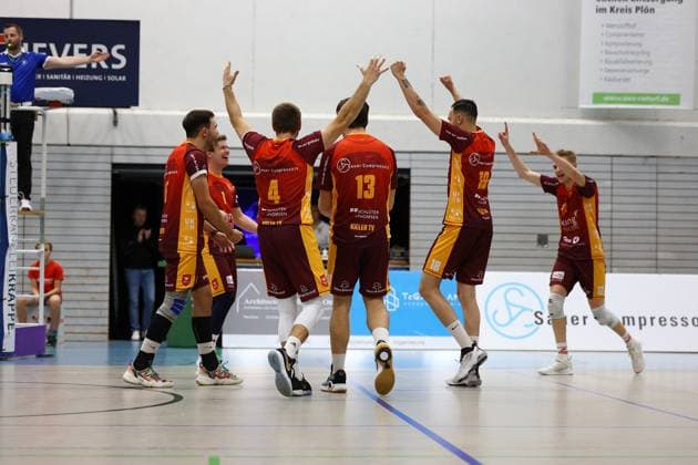 Volleyball I Herren I Saison 2023-2024 I 2. Bundesliga Nord I 23. Spieltag I Kieler TV - VCO Berlin I 18.11.2023 Freude, Jubel, Euphorie, Emotionen bei den Spieler der Kieler TV Adler Kiel Hein-Dahlinger-Halle Schleswig-Holstein Deutschland Copyright: xLobeca JasperxLorenzx