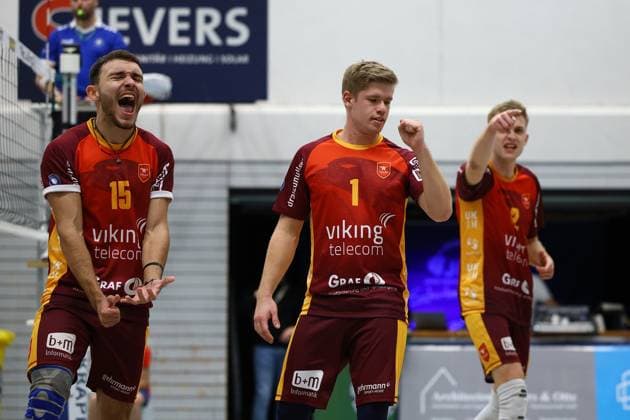 Volleyball I Herren I Saison 2023-2024 I 2. Bundesliga Nord I 23. Spieltag I Kieler TV - VCO Berlin I 18.11.2023 Jubel, Freude, Euphorie, Emotionen bei Joao Vitor Meirelles Thomaz (15, Kieler TV Adler), Mattis Lehmann (1, Kieler TV Adler) und Daniel D Argento (12, Kieler TV Adler) Kiel Hein-Dahlinger-Halle Schleswig-Holstein Deutschland Copyright: xLobeca JasperxLorenzx