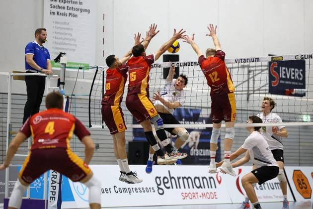 Volleyball I Herren I Saison 2023-2024 I 2. Bundesliga Nord I 23. Spieltag I Kieler TV - VCO Berlin I 18.11.2023 Dreierblock der Kieler TV Adler bestehend aus Junio CÃ sar Tavares Maciel (18, Kieler TV Adler), Joao Vitor Meirelles Thomaz (15, Kieler TV Adler) und Daniel D Argento (12, Kieler TV Adler) gegen den Angriff von Florian Forschner (4, VCO Berlin) Kiel Hein-Dahlinger-Halle Schleswig-Holstein Deutschland Copyright: xLobeca JasperxLorenzx