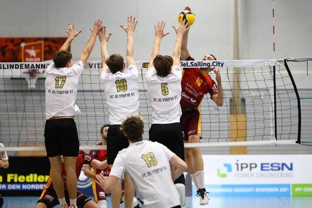 Volleyball I Herren I Saison 2023-2024 I 2. Bundesliga Nord I 23. Spieltag I Kieler TV - VCO Berlin I 18.11.2023 Dreierblock vom VCO Berlin mit Jannes Wiesner (17, VCO Berlin), Erik Junker (10, VCO Berlin) und Gabriel Tyws (5, VCO Berlin) gegen den Angriff von Junio CÃ sar Tavares Maciel (18, Kieler TV Adler) Kiel Hein-Dahlinger-Halle Schleswig-Holstein Deutschland Copyright: xLobeca JasperxLorenzx