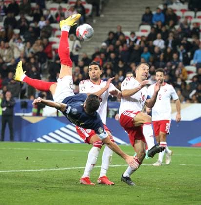 RECORD DATE NOT STATED EURO FRANCE GIBRALTAR FRANCE GIBRALTAR Serge Haouzi MAXPPP - Nice Nice le 18 Novembre 2023 au stade de l Allianz Riviera l‚Äôv quipe de France recoit Gibraltar pour le compte des eliminatoires de l euro 2024 du groupe B . Le joueur francais Giroud d un magnifique retourne inscrit son second but lors du match France Gibraltar Nice, 11 18 2023, The French team hosts Gibraltar for the qualifiers for Euro 2024 Nice Alpes Maritimes France France  Copyright: xMAXPPPxSergexHaouzix SHZ202311182585 SHZ202311182585